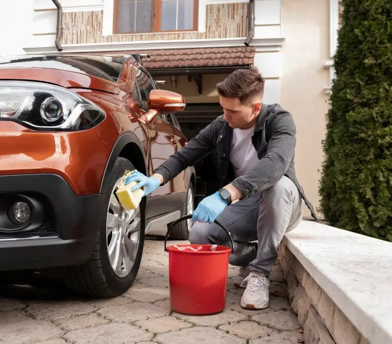 Lavage auto à domicile Jaunay-Marigny : professionnel intervenant sur un véhicule